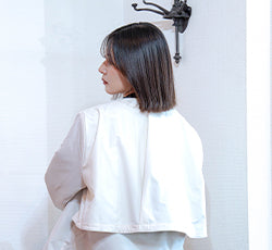L.C.L クーラージャケットを着たモデルのうしろ姿