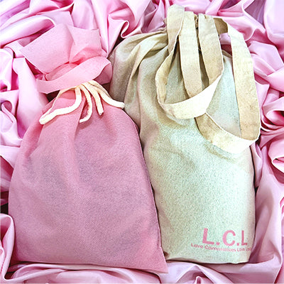 ギフト用の巾着袋に入った L.C.L クーラージャケット